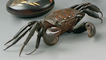 Crabe articulé en bronze à patine brune....