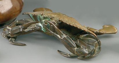 Petit modèle de crabe posé en bronze à patine...