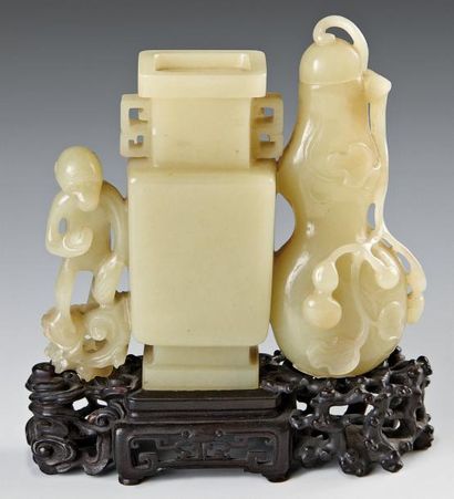 Double vase en néphrite jaune formé par un...