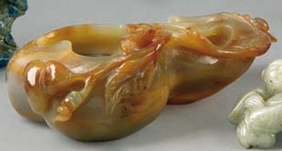 Coupe en forme de double gourde en agate...