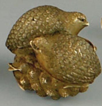 Netsuke en ivoire à patine jaune, deux cailles...