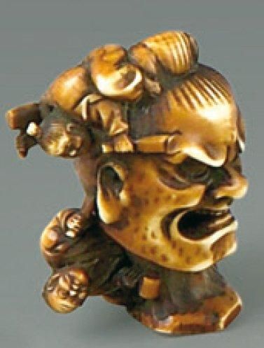 Netsuke en ivoire. Netuske en ivoire à patine...