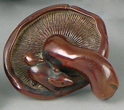 Netsuke en bois, rongeur posé sur un champignon...