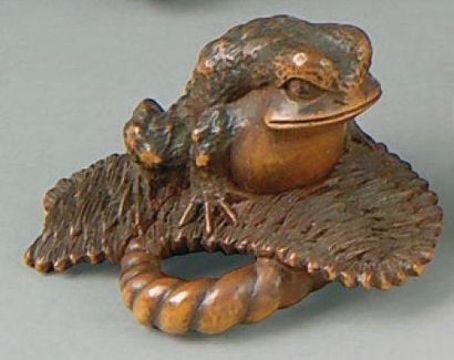 Netsuke en bois, crapaud posé sur une geta....