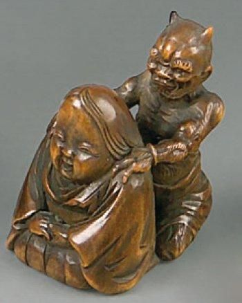 Netsuke en bois, Okame agenouillée se faisant...