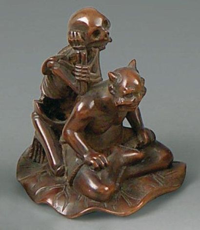 Netsuke en bois, oni assis sur une feuille...
