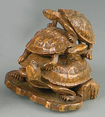 Netsuke en bois, trois tortues posées les...