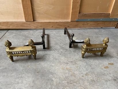 PAIRE DE CHENETS en bronze doré à décor de...