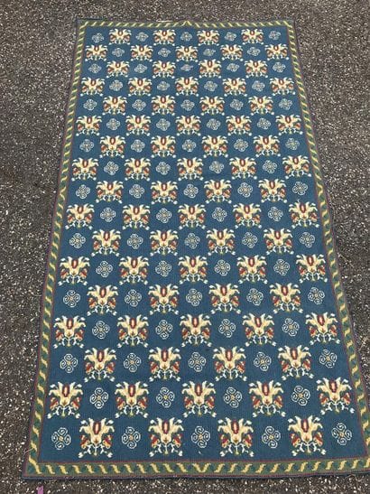 TAPIS tissé à décor de fleurs stylisés sur...