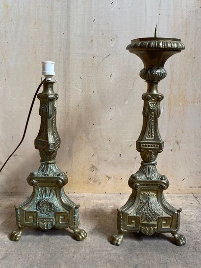 DEUX piques cierges en tôle doré à décor...