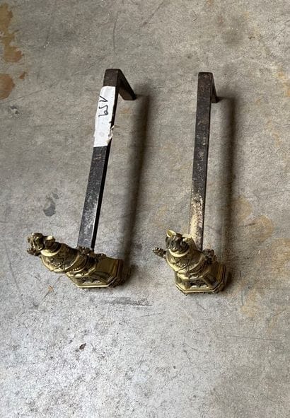PAIRE DE CHENETS en bronze doré à décor de...