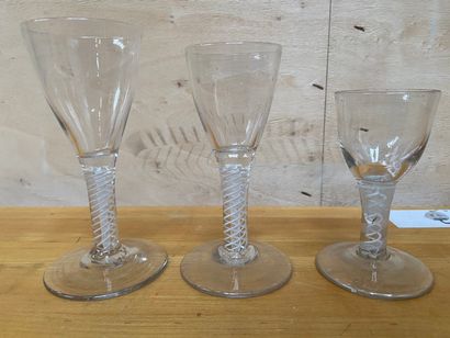 PARTIE DE SERVICE de verre, le pied à décor...