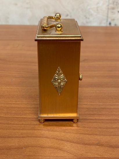 PENDULE d'officier en laiton, le cadran signé...