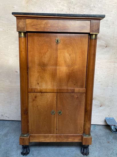 SECRETAIRE en bois fruitier, ouvrant par...