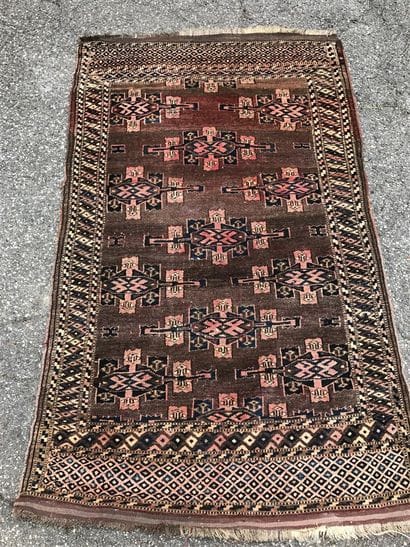 TURKMEN 

Tapis à décor de motifs losangiques...