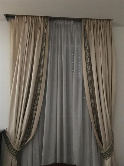 DEUX PAIRES de rideaux beige à décor de frises...