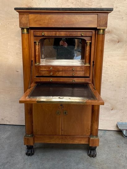 SECRETAIRE en bois fruitier, ouvrant par...