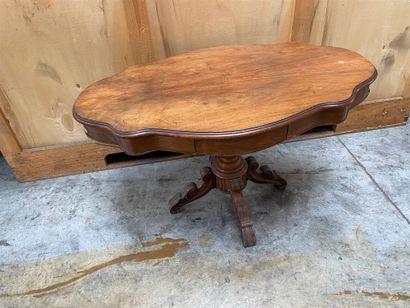 GUERIDON de forme violonnée en bois de placage,...