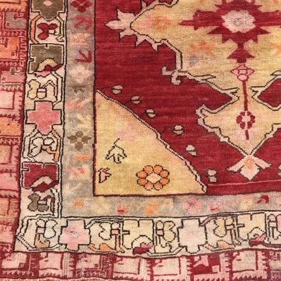ANATOLIE 

Tapis à d'un médaillon central...