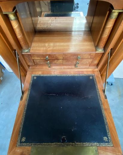 SECRETAIRE en bois fruitier, ouvrant par...