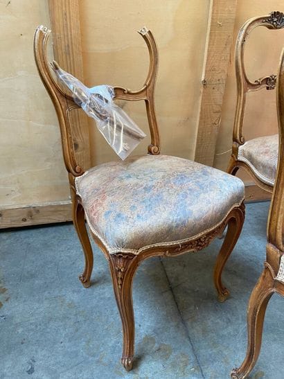 SUITE de quatre chaises en bois naturel sculpté...