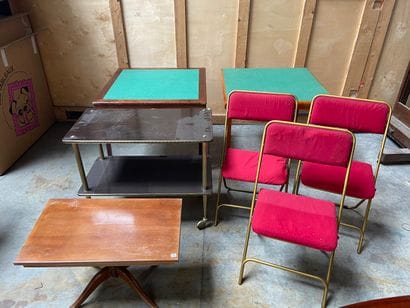 ENSEMBLE comprenant : desserte, deux tables...