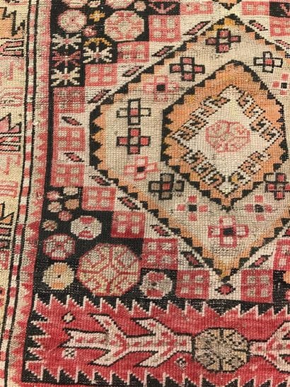 CAUCASE 

Tapis à décor géométrique dans...
