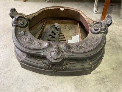 POELE en fonte à décor de coquilles.

Haut....