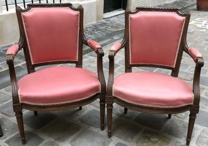 PAIRE DE FAUTEUILS en bois mouluré et sculpté,...