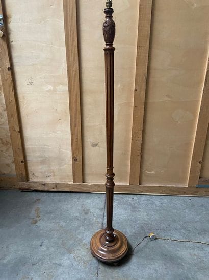 LAMPE de parquet en bois naturel, le fût...