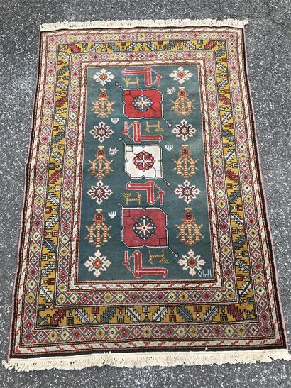 CAUCASE 

Tapis à décor stylisé de fleurs...