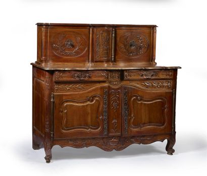 BUFFET en noyer mouluré et sculpté à décor...
