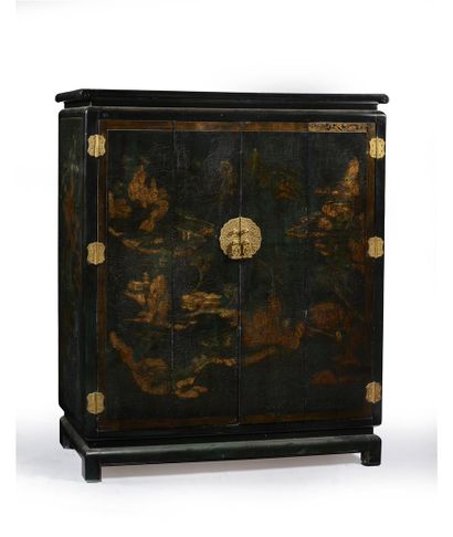 ARMOIRE en laque à décor de paysages, les...
