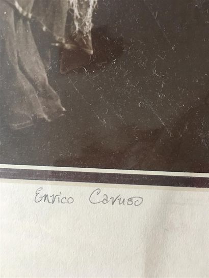 PHOTOGRAPHIE représentant Enrico Caruso enlaçant...