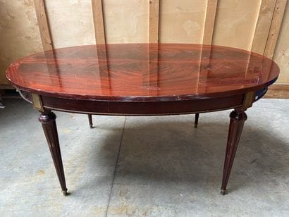 TABLE ovale en acajou et placage d'acajou...