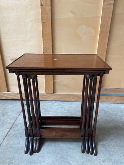 SUITE de quatre tables gigogne en acajou...