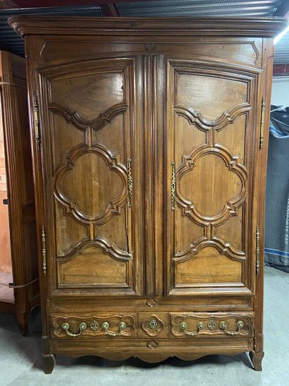 ARMOIRE en bois naturel mouluré, ouvrant...