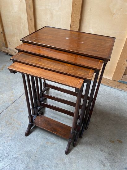 SUITE de quatre tables gigogne en acajou...