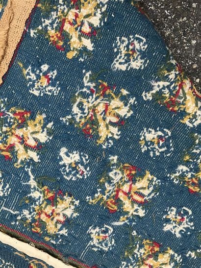 TAPIS tissé à décor de fleurs stylisés sur...