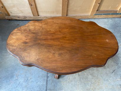 GUERIDON de forme violonnée en bois de placage,...