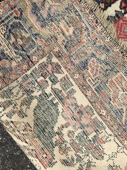 IRAN, Mossoul 

Tapis à décor de fleurs fleuris...