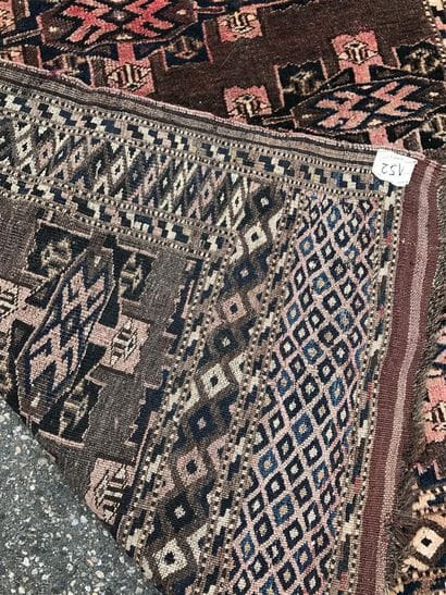 TURKMEN 

Tapis à décor de motifs losangiques...