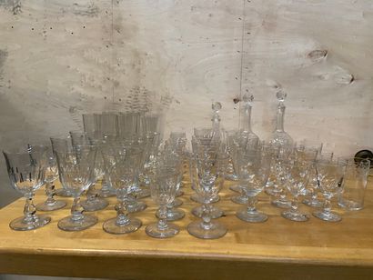 PARTIE de service de verres dépareillés comprenant...