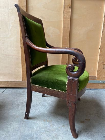 PAIRE DE FAUTEUILS à crosse, reposant sur...