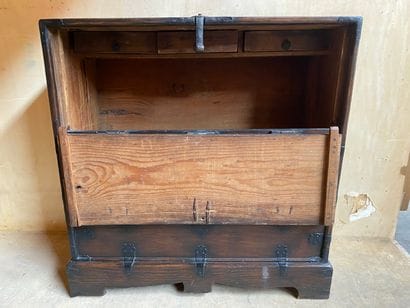 COREE - XIXème siècle 

Cabinet en bois naturel...