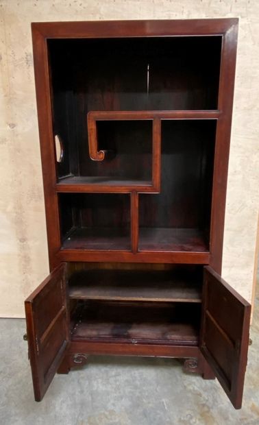 CHINE - XXème siècle

Bibliothèque en bois...