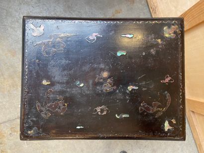 CHINE - XIXème siècle 

Cabinet et son piétement...