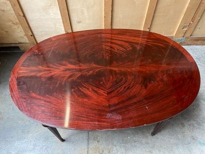 TABLE ovale en acajou et placage d'acajou...