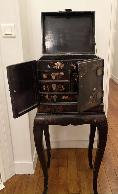 CHINE - XIXème siècle 

Cabinet et son piétement...