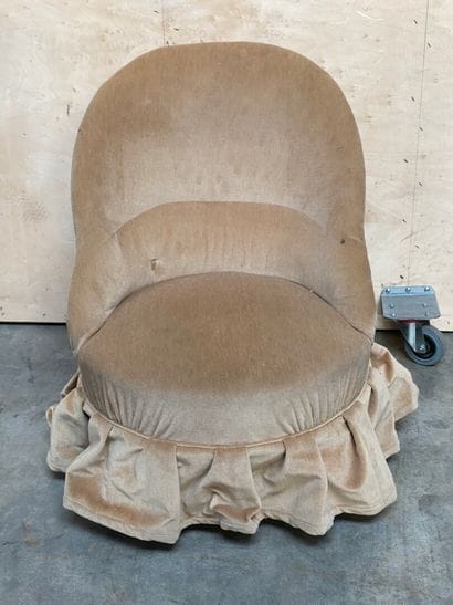 PETITE chauffeuse en crapaud, garniture en...